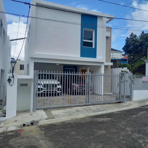 Se Vende Hermosa Casa De Dos Niveles Urb Vista Linda