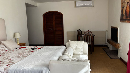 Venta De Espectacular Propiedad En Pirque. Gran Casona, Ubic