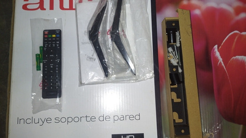 Imagen 4 de 6 de Televisor Led Aiwa 32 Aw32b2 Para Reparar Pantalla Partida