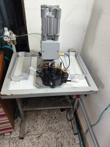 Máquina Para Acabamento Para Bonés.