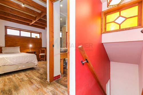 Casa En Venta De 7 Dorm. En Providencia