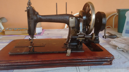 Maquina De Mão1847 Costurou A 1º Roupa De Santos Dumont 1873