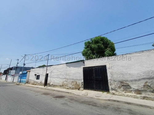 Raiza Suarez Vende Terreno Comercial Al Oeste De Barquisimeto,- 2 4 2 4 3 5 5-. Amplio Terreno Con Mucho Potencial, Casa Rural Para Remodelar Al Gusto, Se Encuentra En Plena Esquina Aprovecha!!!