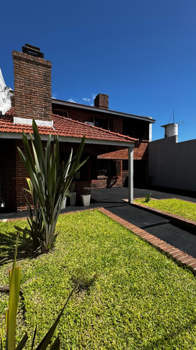 Hermoso Chalet, Excelente Esatdo De Conservación.