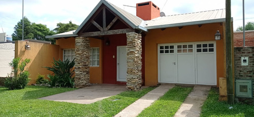 Imagen 1 de 24 de Casa Residencial Con Pileta, Dos Dormitorios