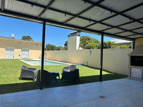 Casa En Venta - 4 Dormitorios 4 Baños - Necochea
