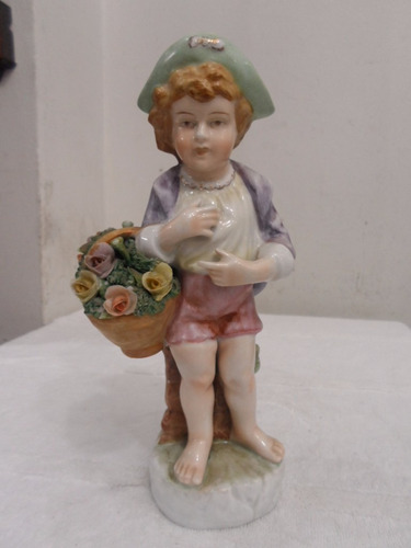 Bibelô Menino C/ Cesta De Flores Em Porcelana