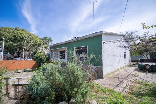 Venta Casa 2 Dormitorios + Apartamento De Servicio, En Pando