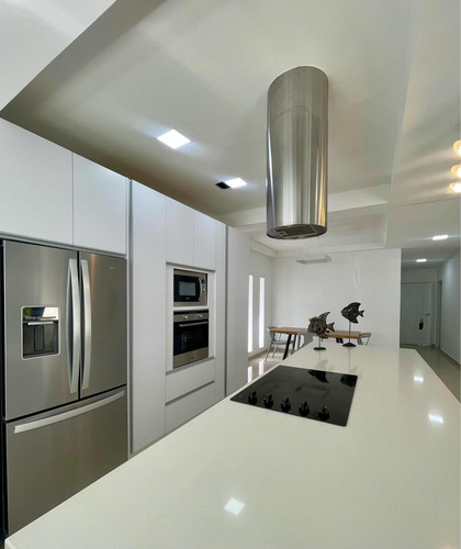 En Venta Moderna Y Lujosa Casa Ubicada En La Urb Avp Colinas De Carrizal. Rz