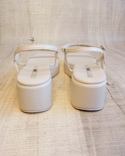 Imagen 4 de 7 de Sandalias Zara Blancas Eco Cuero Como Nuevas