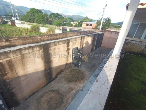 Hermosa Parcela De Terreno De 200 M2 Con Casa Estilo Duplex Construida Sobre Ella De Aproximadamente 160 M2, Su Distribucion Es Concepto Abierto En Obra Gris, Hermosas Vistas En Todos Sus Angulos,