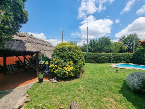 Casa En Venta 4 Amb Con Jardín Y Pileta. Padua