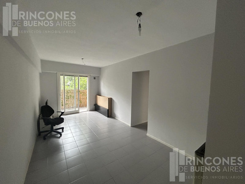 ***reservado*** 3 Ambientes Con Patio Y Balcon A La Calle!