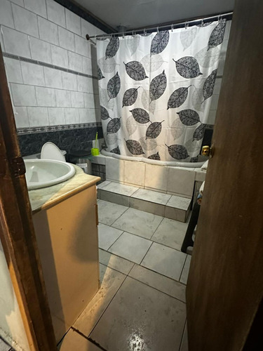 Casa En Venta En Los Ministros, Barrio Las Rosas. Maipú