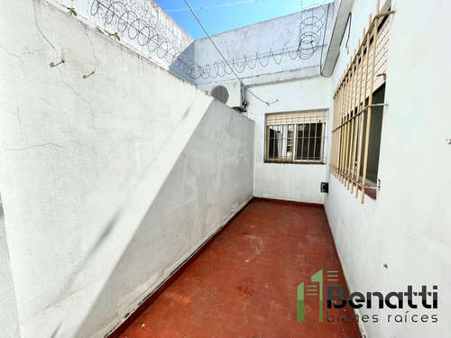 Dpto En Planta Baja. Con Patio. Sobre Av. San Martin
