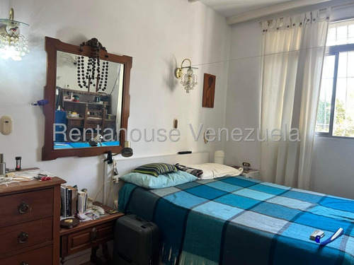 Se Vende Casa Para Remodelar ,de 3 Niveles ,ubicada En San Bernardino 25-17282