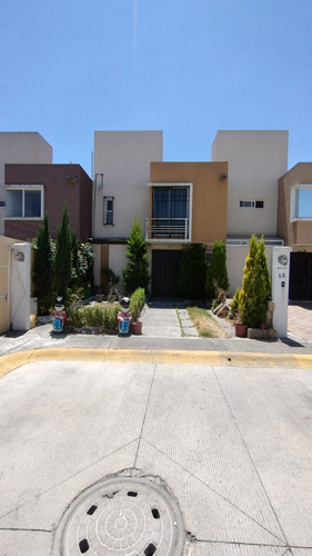 Venta De Casa En Esquina, 2 Niveles, Amplia Privada Y Espacios