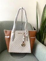 Comprar Bolsa tote Michael Kors Charlotte design monograma de lona e couro branca e marrom alças de cor marrom e ferragens dorado