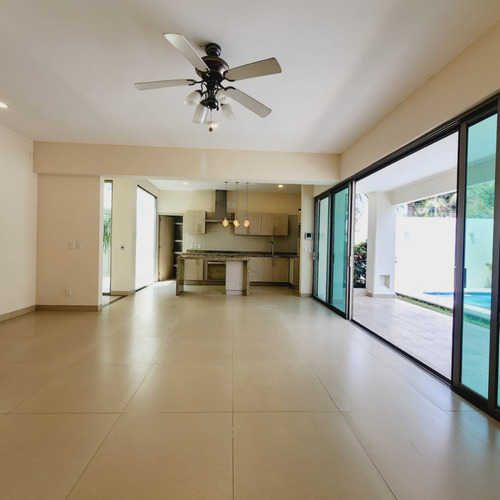 Casa En Venta En Veracruz Con Alberca, Fracc. Las Palmas De Medellín, Ver.
