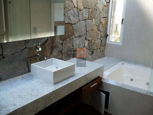 Alquiler Anual, Excelente Casa Con Vsita Al Mar
