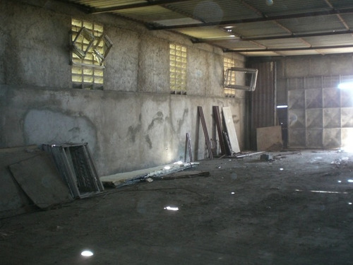 Imagen 5 de 12 de Galpón Adecuado Para Deposito O Taller Mecánico U Otros.