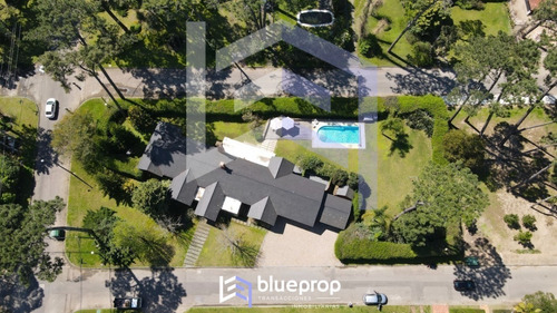 Casa En Venta En Playa Mansa En Privilegiada Ubicación, Una Manzana Sólo Para Ella.