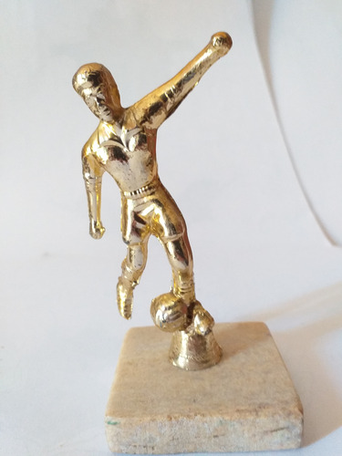 Trofeo Jugador De Futbol Con Pelota Base De Marmol (Usado)