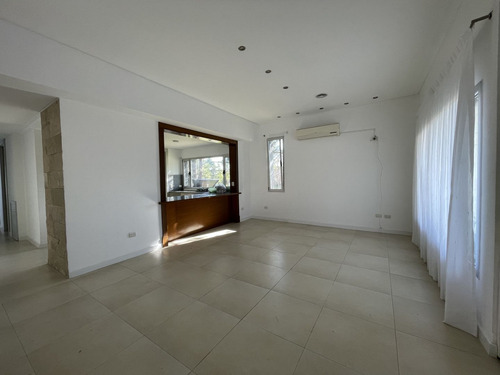 Luminosa Propiedad En Venta, Brickland, Canning.