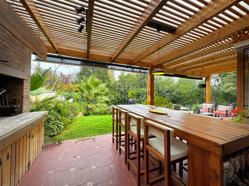 Casa En Venta De 7 Dorm. En Las Condes