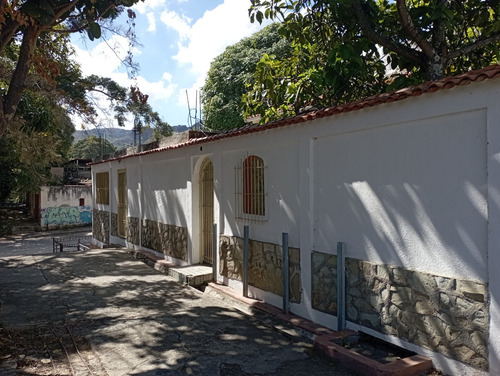 Amplia Y Cómoda Casa Con Dos Aptos Anexos. Ubicada En La Urbanización Carlos Delgado Chalbaud. Coche Municipio Libertador.