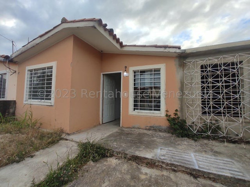 - Casa En Venta En Urb Hacienda Yucatan Al Norte Barquisimeto R E F  2 - 3 - 2 - 2 - 1 - 9 - 3  Mehilyn Perez -