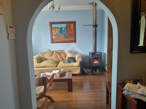 Casa En Venta De 4d Y 3b En Sector Valencia, Quilpué