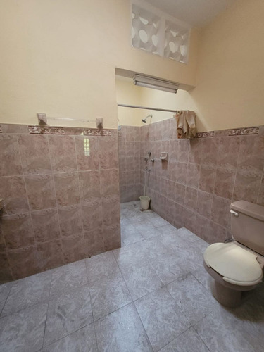Casa Amplia Con Techos Altos A 2 Cuadras De La Iglesia De San Cristobal