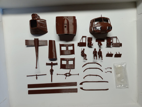 Maqueta A Armar Helicóptero Bell Uh-1 Huey Esc 1/48 Malvinas