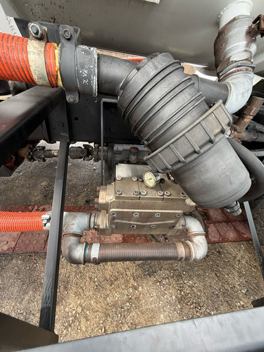 Caminhão Com Tanque Limpa Fossa E Hidro Jato (eqp Combinado)