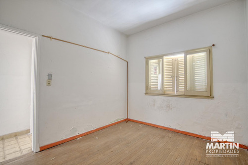 Casa 3 Ambientes Con Cochera Para Mejorar. Zona Comercial.