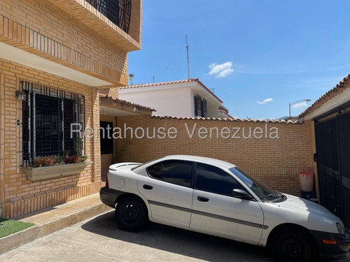 La Trinidad !! Bella Y Acogedora Casa De Dos Plantas, 332 M2 Terreno, 330 M2 Construcción, 3 Habitaciones, 3 Baños, 3 Pe, Hab. Y Baño De Servicio, Ubicada En Calle Publica Con Poco Tránsito.