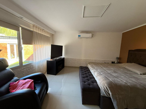 Vende Casa Gerencial B° Manzanos - 3 Dormitorios