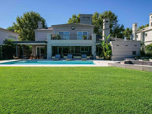 Excelente Casa Con Impecables Detalles En La Concepción Lujan
