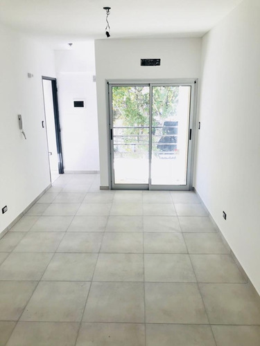 Imagen 5 de 12 de 2 Ambientes Al Frente Con Balcon Y Cochera. Ideal Inversor!!
