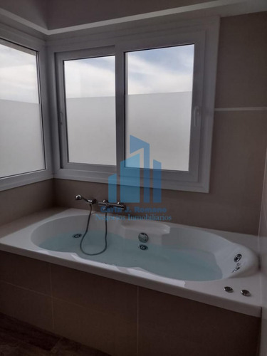 Venta Casa De 5 Ambientes En Country Terravista