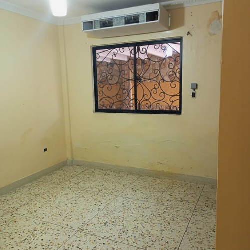 Imagen 26 de 28 de Casa Céntrica Calle Cerrada Sin Amoblar, Aire Acondicionado Central, Estilo Colonial En Alquiler Y/o Venta Trigal Norte (hg)