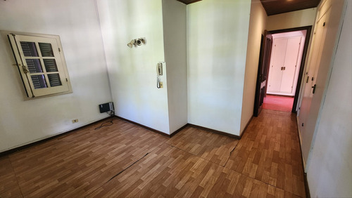 Casa Para Oficinas En Carrasco. Amplio Espacio Para Autos