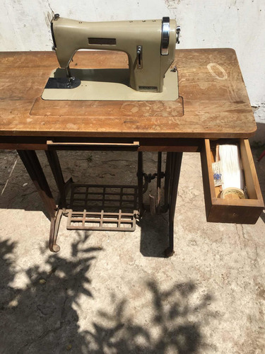 Máquina De Coser A Pedal Visa S.p.a. Voghera. Italiana