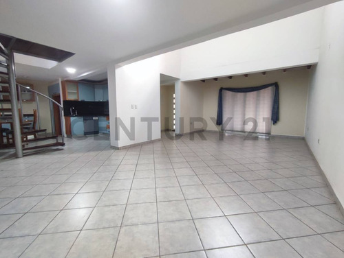 Amplio Townhouse Ubicado En C.r Villas De Oriente