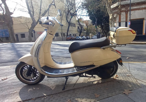 Imagen 6 de 9 de Scooter Beta Tempo 150 Baul Y Soporte Parabrisas