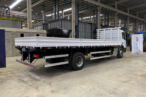 Caminhão Mb Atego 1719 4x2 Carroceria De Metal Aizi