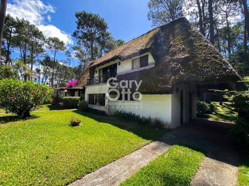 Cabaña De 3 Dormitorios Y Parrillero Techado En Pinares, Punta Del Este.- Ref: 23668
