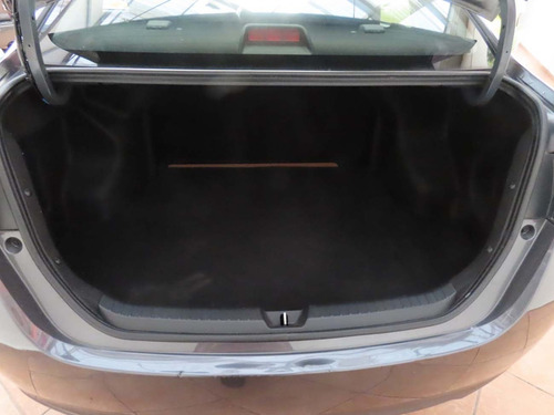 Imagen 2 de 9 de Toyota Yaris Sd Core Mt 2019 Gris Metalico