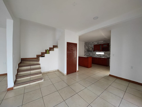 Casa En Venta De 2 Niveles En Col. Empleado Postal Con Alberca Apta A Créditos